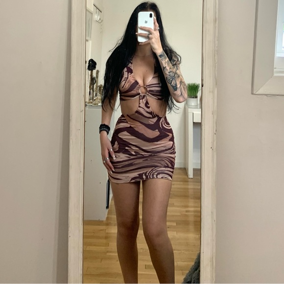 PrettyLittleThing Dresses & Skirts - ⭐️Pretty Little Thing Brown Swirl Cut Out Halter Mini Bodycon Dress Women’s 6